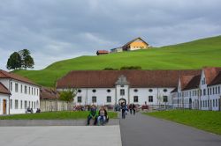 Abbazia territoriale di Einsiedeln, Svizzera, in una giornata nuvolosa.
