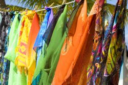 Abbigliamento dai colori sgargianti in vendita su una spiaggia della Giamaica.

