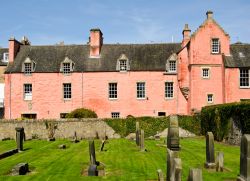 Abbot House fotografata dal cimitero dell'abbazia di Dunfermline, Scozia, UK. All'ombra della grande chiesa abbaziale, Abbot House rappresenta il cambiamento architettonico scozzese ...