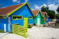 Le facciate variopinte delle cabine in legno dei pescatori di ostriche a Chateau-d'Oleron, isola d'Oleron, Francia.


