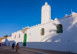 Abitanti di Asilah, Marocco, nei pressi dell'antica moschea cittadina - © Morocko / Shutterstock.com