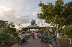 Abitanti di Tizimin in relax nella piazza principale della città, Yucatan, Messico - © Gerardo C.Lerner / Shutterstock.com