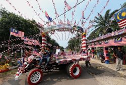 Abitanti di un villaggio nello stato di Johor addobbano le strade per il Malaysia Independance Day - © Adi Haririe / Shutterstock.com