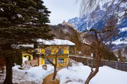 Un'abitazione di Werfen e del castello imbiancati dalla neve, Austria.

