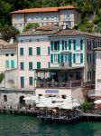 Abitazioni e locali affacciati sul lago di Garda a Gargnano, Lombardia, Italia. Sulle facciate di alcuni edifici sono murate palle di cannone a ricordo del bombardamento navale avvenuto nel ...