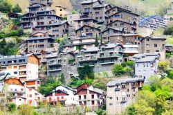 Abitazioni sui Pirenei a Andorra la Vella, Andorra. Incastonata sui Pirenei fra Spagna e Francia, questa graziosa città è anche la più alta capitale d'Europa - © ...