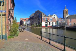 Abitazioni tradizionali su un lato del canale di Schiedam, Olanda.
