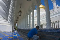 Abluzioni nella moschea Omar Ali Saifuddien, Brunei - Se all'esterno è circondata da un gran numero di alberi e giardini fioriti, a simboleggiare il paradiso, l'interno della ...