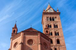 Abside della Cattedrale di Alba e campanile, Piemonte, Italia. Costruita in stile gotico e con mattonicni rossi, la cattedrale di San Lorenzo si presenta con una bella torre campanaria del XIII° ...