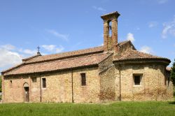 Abside e lato sud della pieve di Volpedo, Piemonte, Italia. L'esterno della chiesa rurale con battistero in stile romanico nel piccolo villaggio di Volpedo, in provincia di Alessandria.

 ...