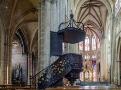 Abside e pulpito nella navata della cattedrale di Santa Maria a Bayonne, Francia. Monumento storico dal 1862, è sormontata da due campanili alti alti 85 metri - © Alvaro German Vilela ...