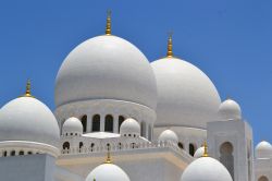 La Grande Moschea Sheikh Zayed di Abu Dhabi è senza dubbio il simbolo della tradizione musulmana del paese. Si tratta di un'immensa opera di recente costruzione (i lavori iniziarono ...