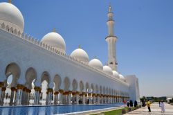 Abu Dhabi, Grande Moschea Sheikh Zayed: è in grado di ospitare fino a 41000 fedeli (di cui circa la metà al chiuso e l'altra metà nel cortile interno). Realizzata con ...