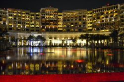 Hotel Ritz-Carlton Grand Canal, Abu Dhabi: si tratta di un enorme complesso alberghiero situato proprio di fronte alla Grande Moschea Sheikh Zayed.