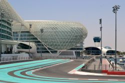 Viceroy Hotel, Abu Dhabi: si trova su Yas Island ed è completamente circondato dal Yas Marina Circuit. Durante i Gran Premi di Formula Uno si può assistere alla gara direttamente ...