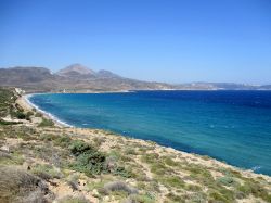 La spiaggia di Achivadolimni fotografata dalla strada principale dell'isola, che conduce anche all'aeroporto, a poche centinaia di metri da qui. Si tratta della spiaggia più lunga ...