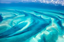 Acqua azzurra cristallina dalle mille sfumature e lingue di sabbia: ecco come appaiono le isole delle Bahamas, America Centrale.

