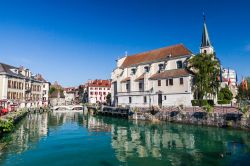 L'acqua blu scuro del fiume Thiou a Annecy, Alta Savoia, Francia.
