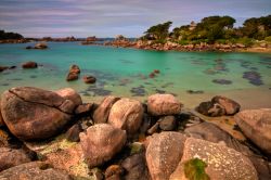 L'acqua color smeraldo della costa di Ploumanac'h in Bretagna, Francia