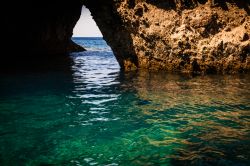 Acqua color smeraldo fra gli scogli dell'isola di Antiparos, Grecia.
