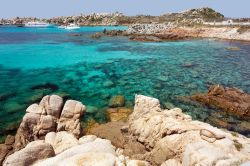 L'acqua cristallina del Mar Tirreno che lambisce le coste dell'isola francese di Lavezzi, Corsica.
