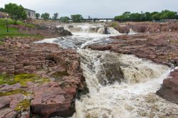 L'acqua del grande fiume Sioux al Falls Park, South Dakota, USA. Affluente del Missouri, il Big Sioux scorre per circa 470 km e il bacino idrografico si estende nell'est del Dakota del ...