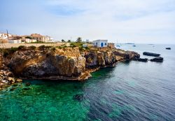 L'acqua del Mediterraneo lungo la costa dell'isola di Tabarca, Spagna.

