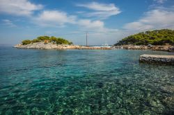 Acqua limpida e trasparente lungo la costa dell'isola di Angistri, Grecia. Siamo nei pressi di Scala dove l'acqua, poco profonda, ospita distese di posidonia - © siete_vidas / Shutterstock.com ...