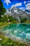 L'acqua trasparente del Lago Blu di Arolla, nei pressi di Evolene, Svizzera. Circondato da larici, cembri, marmotte, camosci e farfalle, questo splendido laghetto si trova a 2090 metri di ...