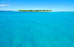 L'acqua turchese del mare attorno a Nosy Iranja, una delle molte isole che si trovano nel nord-ovest del Madagascar - foto © Paolo Bona / Shutterstock
