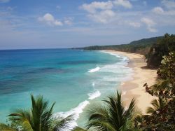 Acqua turchese e sabbia bianca in una spiaggia di Puerto Plata, Repubblica Dominicana.

