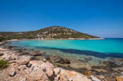Acqua turchese nella spiaggia di Platis Gialos sull'isola di Lipsi, Grecia.
