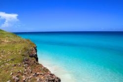 L'acqua turchese dell'Ocano Atlantico lungo la costa della penisola di Hicacos, dove sorge Varadero (Cuba) - © Junki Asano / Shutterstock.com
