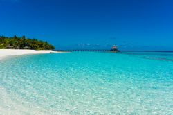 Acqua turchese e sabbia bianca, come di consuetudine alle isole Maldive, presso l'Atollo di Baa - foto © Christoph Weber / Shutterstock.com
