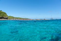 Acqua turchese vista dalla Sir Robert Wharf di Alofi, isola di Niue.