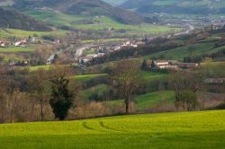 Acqualagna, Marche: la valle del fiume Candigliano alla confluenza con il torrente Burano, lungo la via Flaminia
