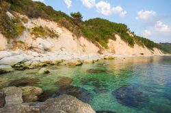 Acque limpide del mare del Conero a Portonovo (Marche)