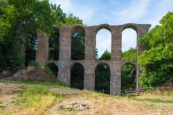 L'acquedotto di Monterano, Roma, Lazio. Recentemente restaurato dalla Provincia di Roma, l'acquedotto attraversava le colline situate a est del borgo con un canale sotterraneo che emergeva ...