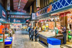 Acquisti di pesce all'Omicho Market di Kanazawa, Giappone - © Sean Pavone / Shutterstock.com