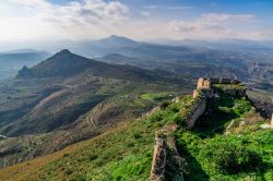 Acrocorinto, l'acropoli della città antica di Corinto (Grecia). I resti risalgono all'epoca della città romana con poche eccezioni del periodo precedente la conquista del ...