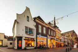 Addobbi e luminarie abbelliscono questa via dello shopping nel cuore di Doesburg, Olanda - © DutchScenery / Shutterstock.com