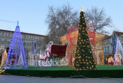 Addobbi e luminarie nel cuore di Varna, Bulgaria, alla vigilia del Santo Natale - © Rogatnykh / Shutterstock.com