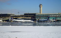 Aereo della United Airlines (UA) dopo una nevicata al Newark Liberty International Airport di Newark (USA) - © EQRoy / Shutterstock.com