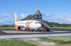 Un aeroplano al Fernando de Noronha Airport con il Morro do Pico sullo sfondo, Fernando de Noronha, Pernambuco, Brasile - © Diego Grandi / Shutterstock.com