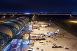 L'aeroporto internazionale Suvarnabhumi a Bangkok in Thailandia, offre voli diretti da e per l'Italia - © Photo APS / Shutterstock.com
