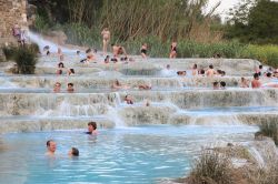 Affollamento di turisti alle Terme libere di Saturnia. - © Tupungato / Shutterstock.com