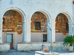 Affreschi nel chiostro della Basilica di Santa Caterina d'Alessandria a Galatina, Puglia. Venne edificata per volontà di Raimondello Orsini Del Balzo fra il 1369 e il 1391 per custodire ...