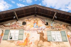 Affreschi sulla facciata di un antico edificio a Garmisch-Partenkirchen, Germania.  