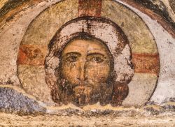 Un'effige del Cristo sul timpano che precede la Chiesa della Dormizione di Vardzia in Georgia - © Magdalena Paluchowska / Shutterstock.com