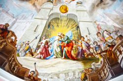 Affresco nella chiesa di San Pietro e San Paolo a Oberammergau, Germania: autore di questi dipinti è stato Matthew Guenthe - © Igor Plotnikov / Shutterstock.com